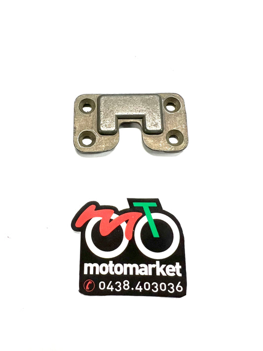 Piastrina a 4 fori per piastra Givi art.Z110