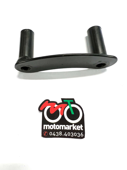 Staffa supporto marmitta Derbi Atlantis 50-100cc 2T-Predator 50cc aria art.00G04200641