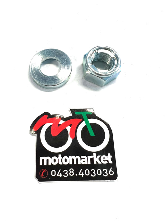 Dado con distanziale fissaggio ruota posteriore per tutti gli scooter Minarelli art.18501000